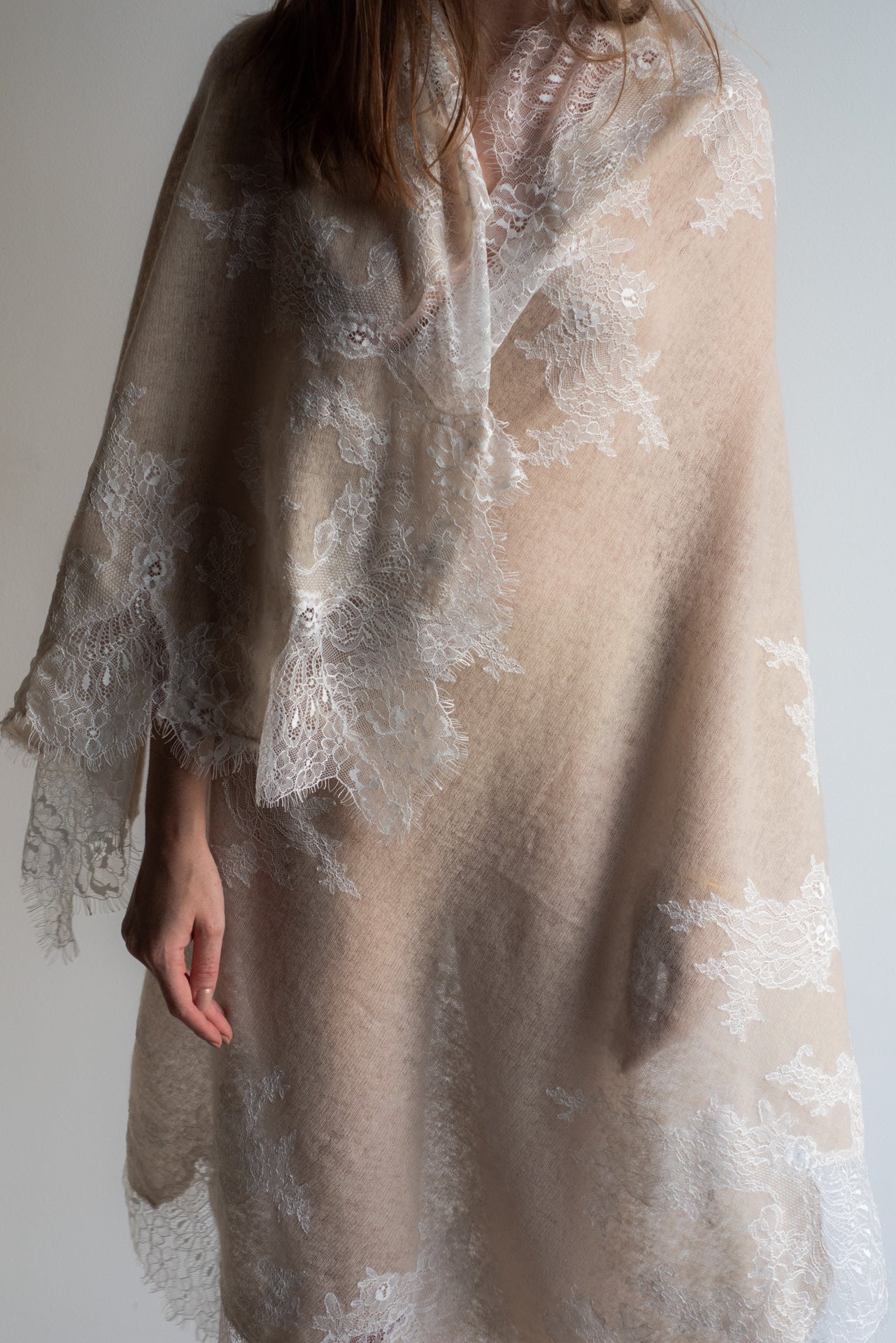 Xale CASHMERE tricotado e renda Chantilly bege