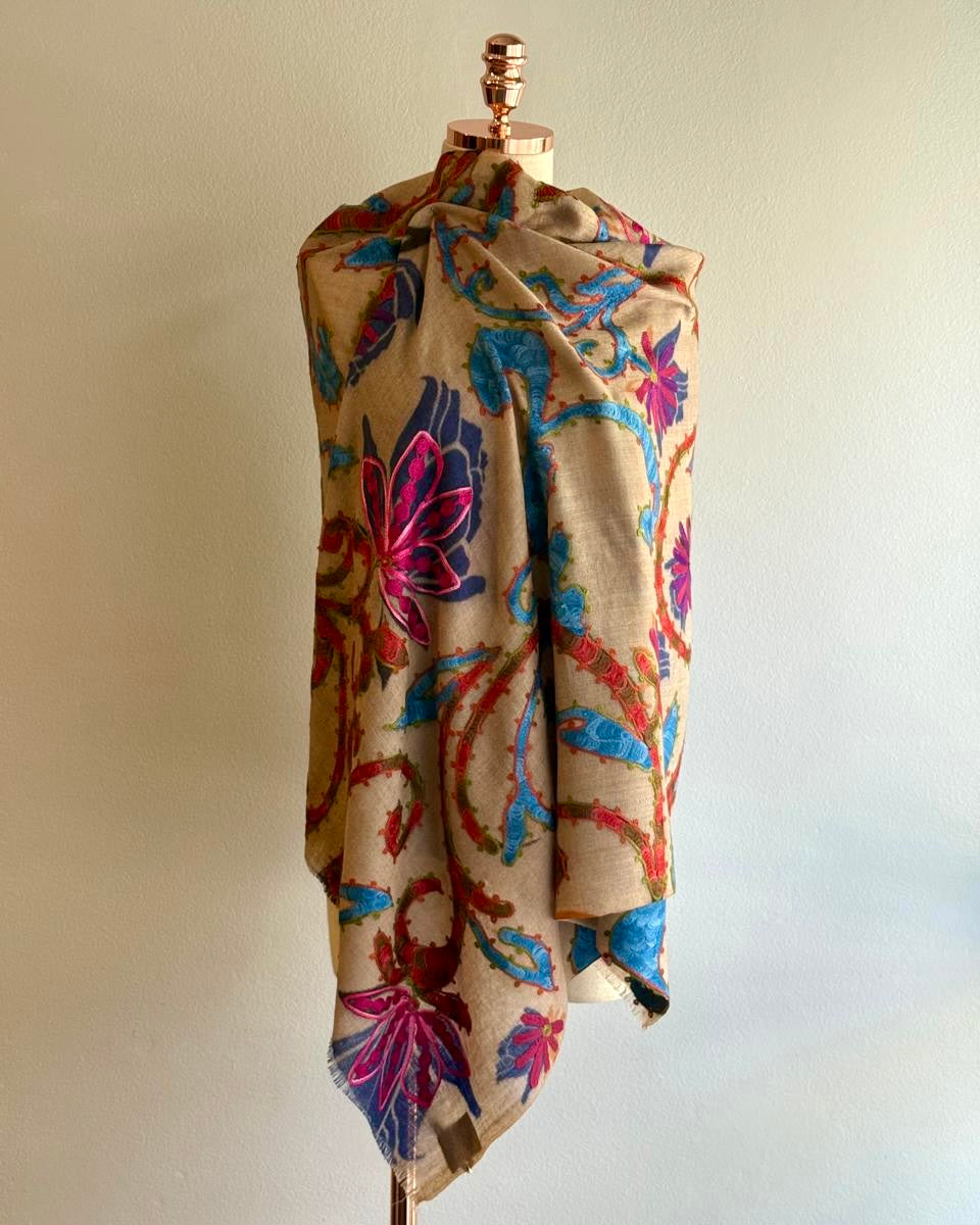 Xale BOHO Bordado arabescos bege