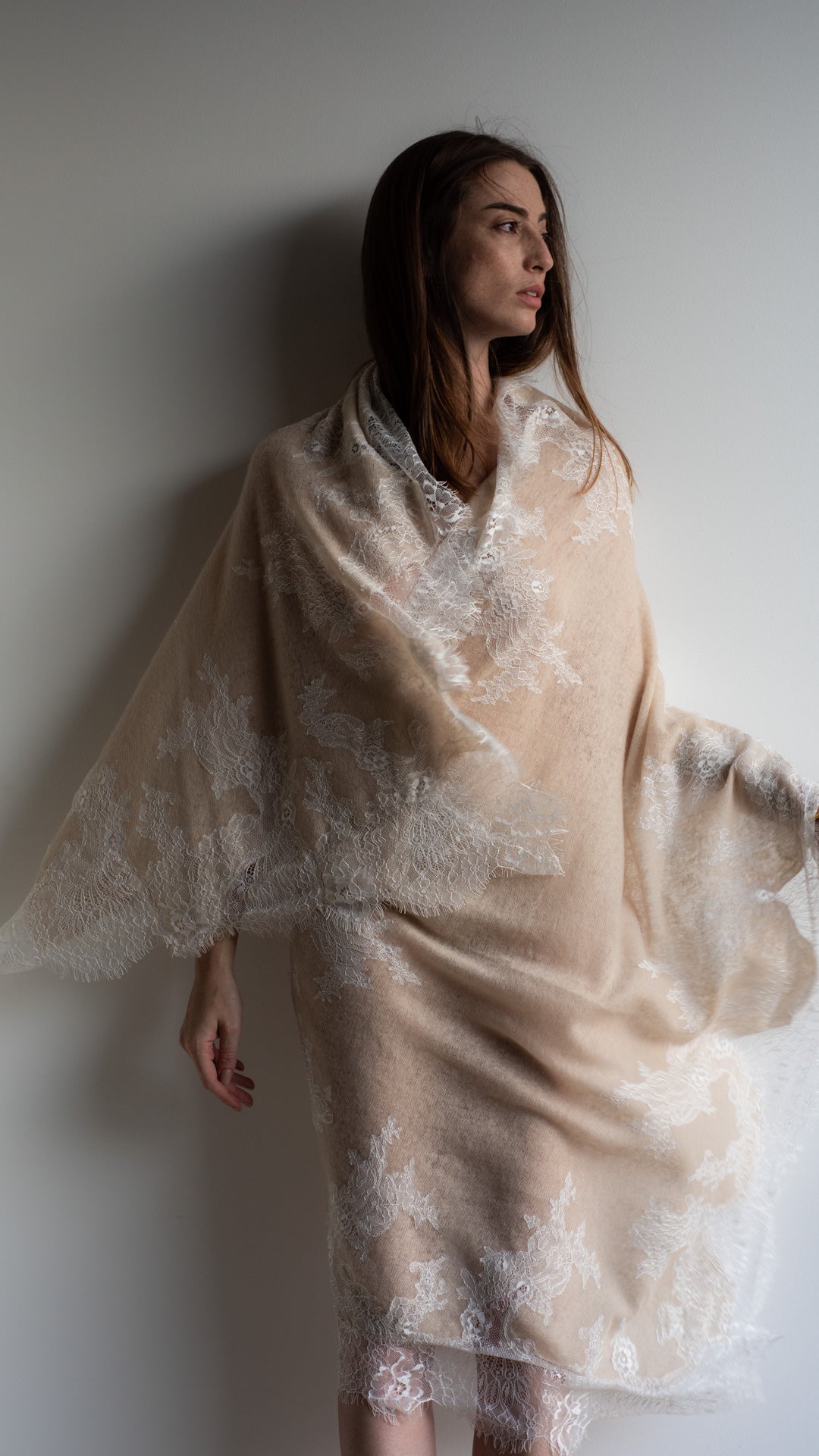 Xale CASHMERE tricotado e renda Chantilly bege