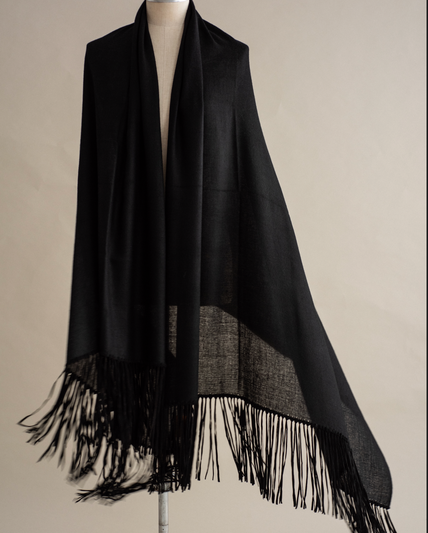 Xale MAXI franjas BOHO preto