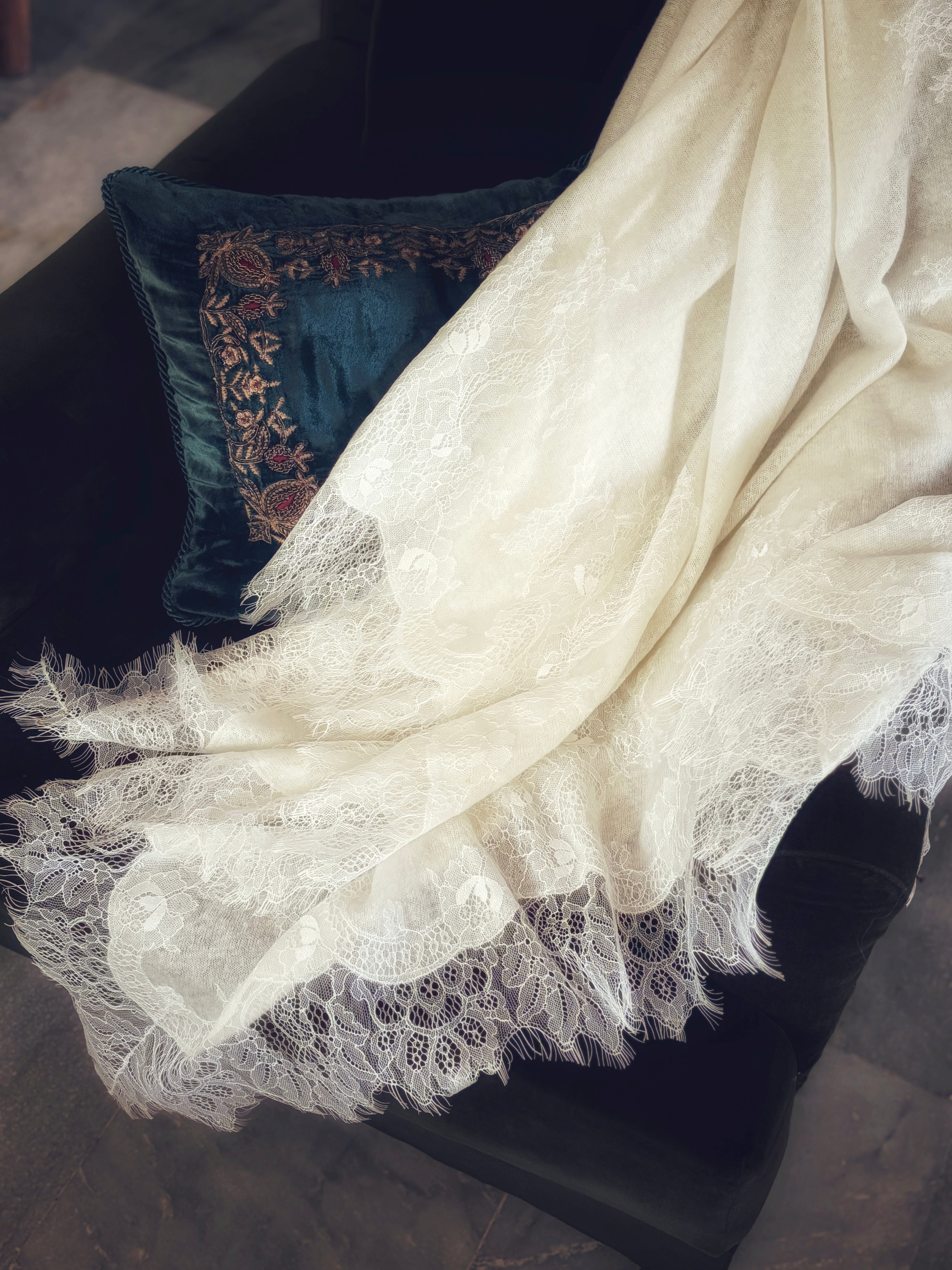 Xale CASHMERE com renda Chantilly marfim