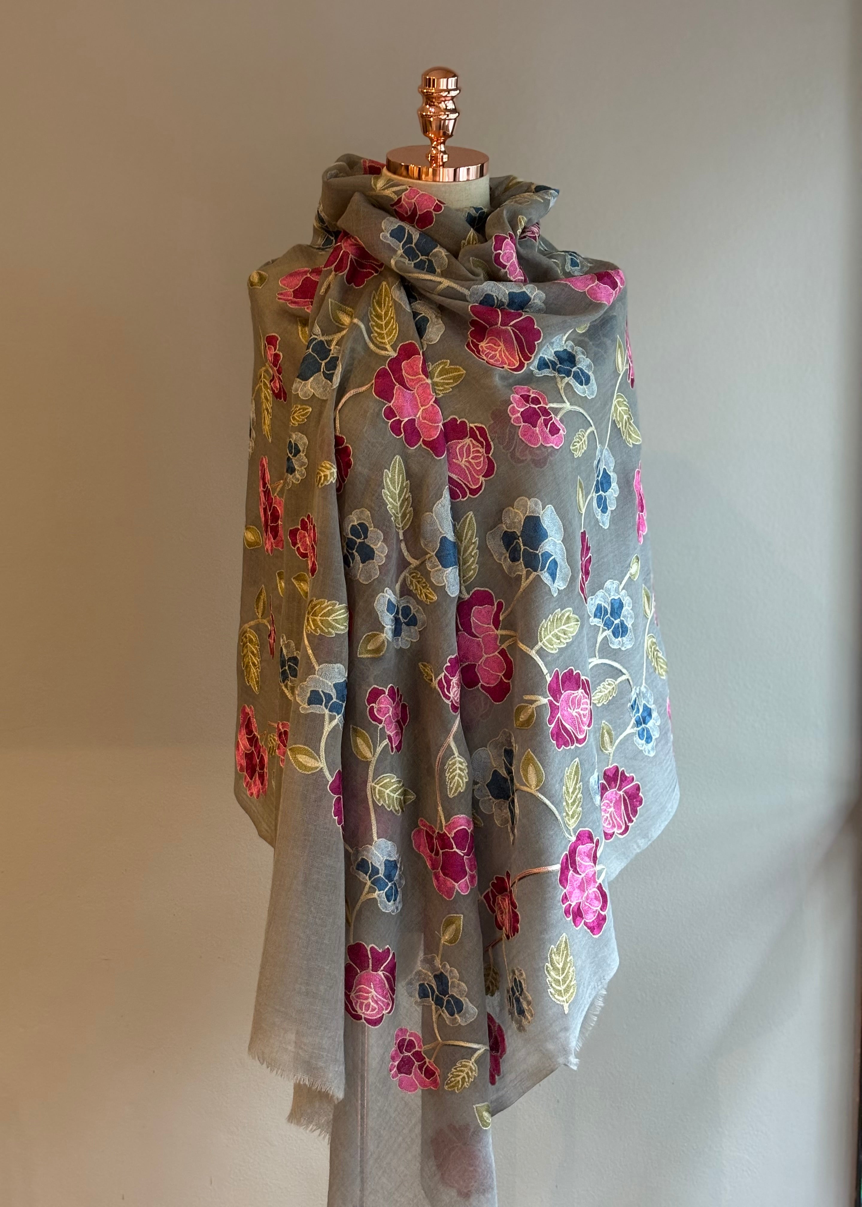 Xale MT Aari  floral cinza / fúcsia