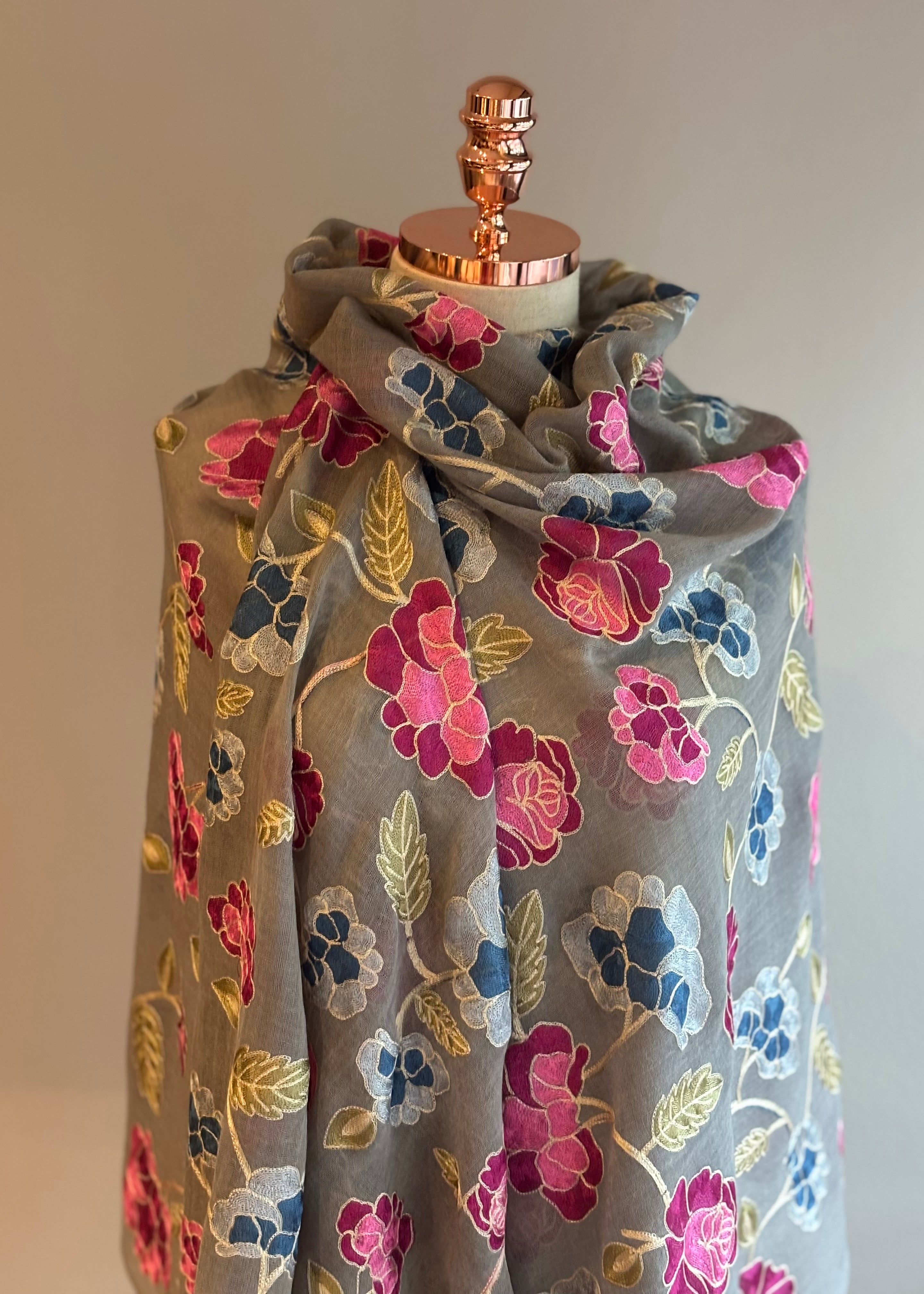 Xale MT Aari  floral cinza / fúcsia