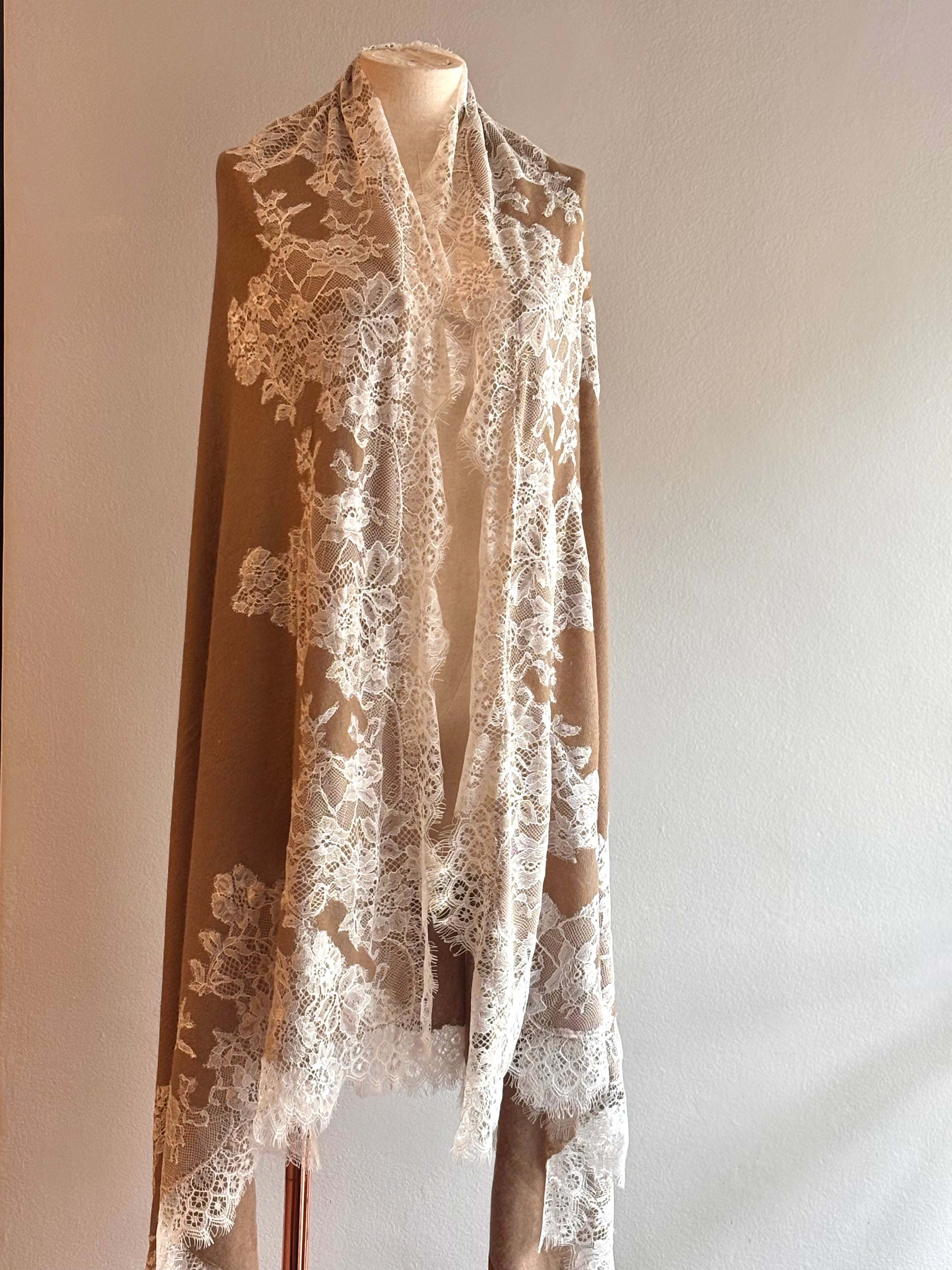 Xale CASHMERE tricotado e renda chantilly vison/off