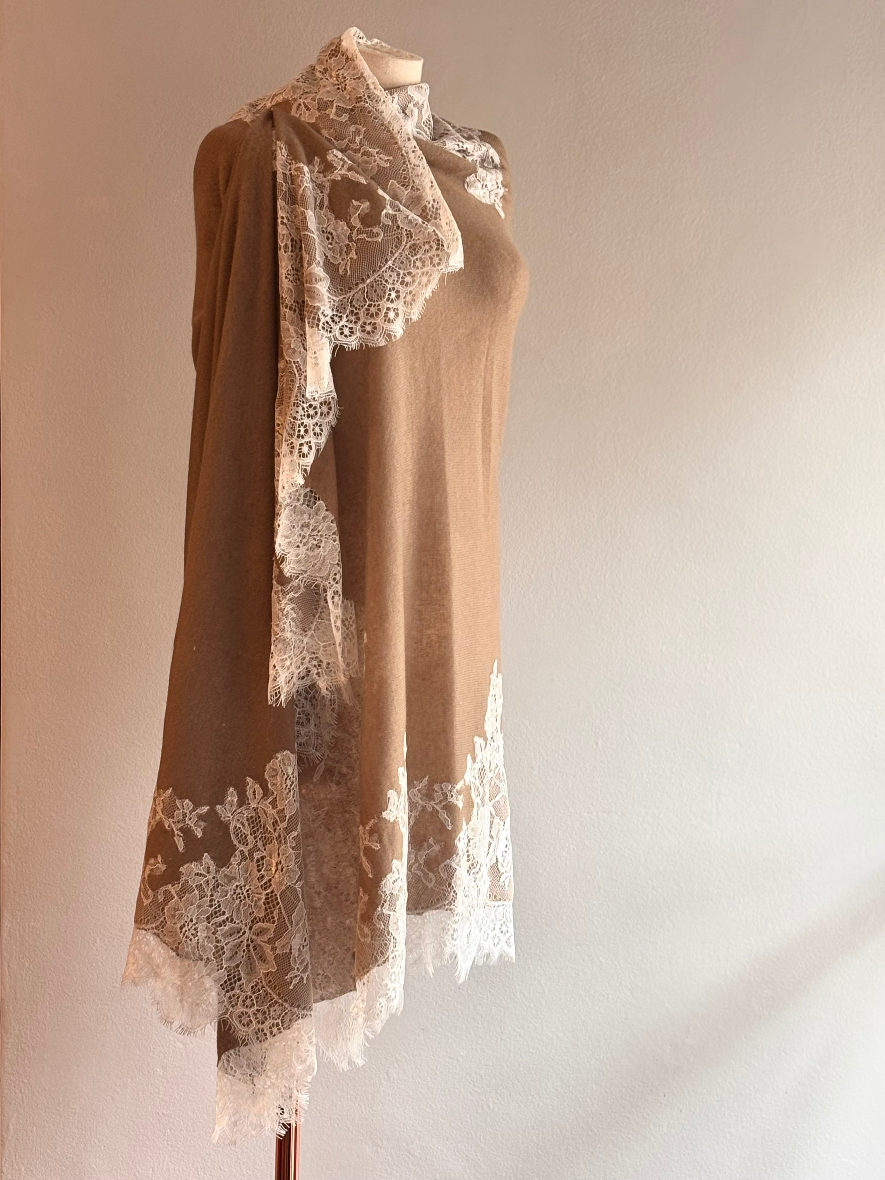 Xale CASHMERE tricotado e renda chantilly vison/off