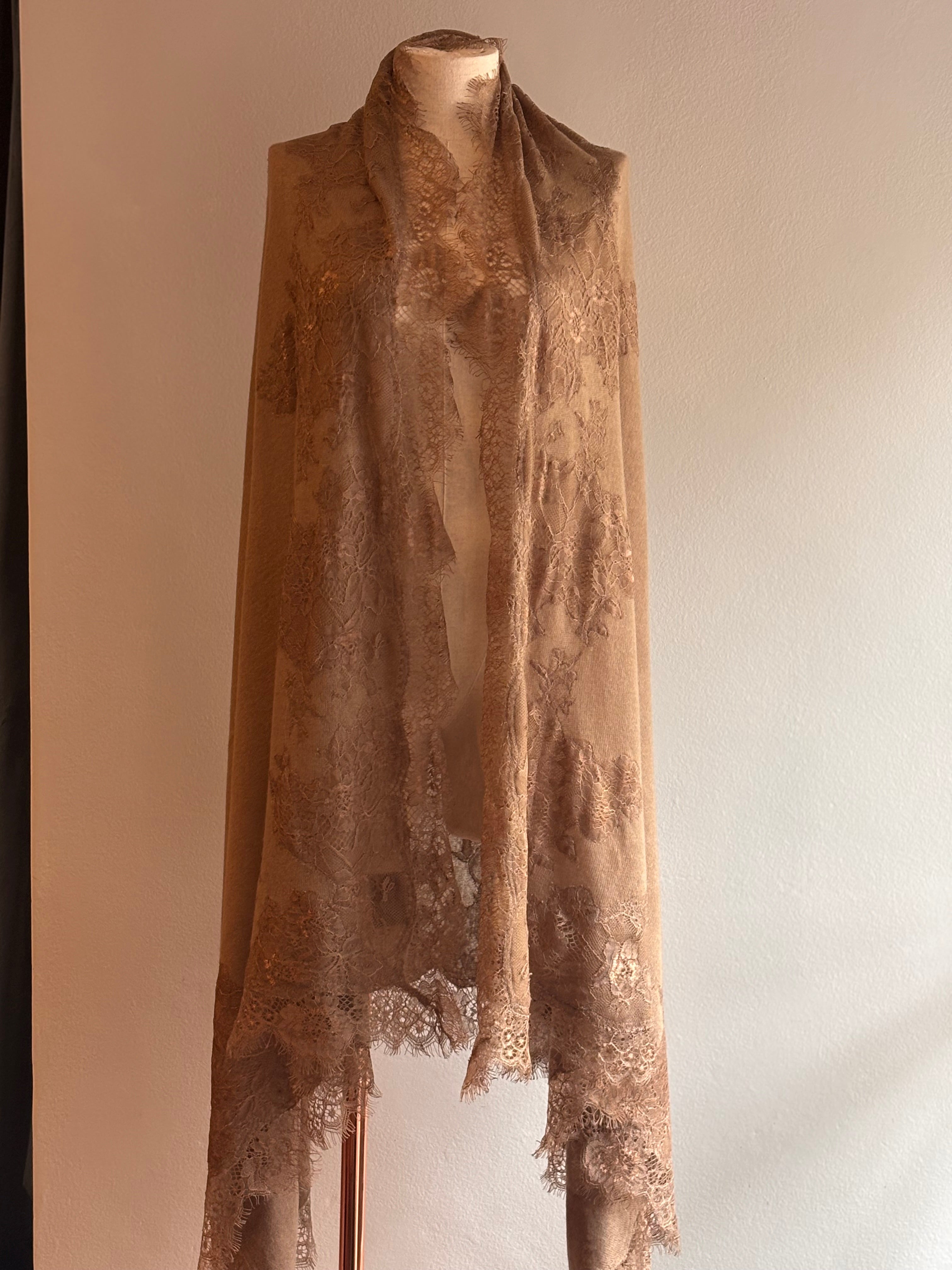 Xale CASHMERE tricotado e renda chantilly vison