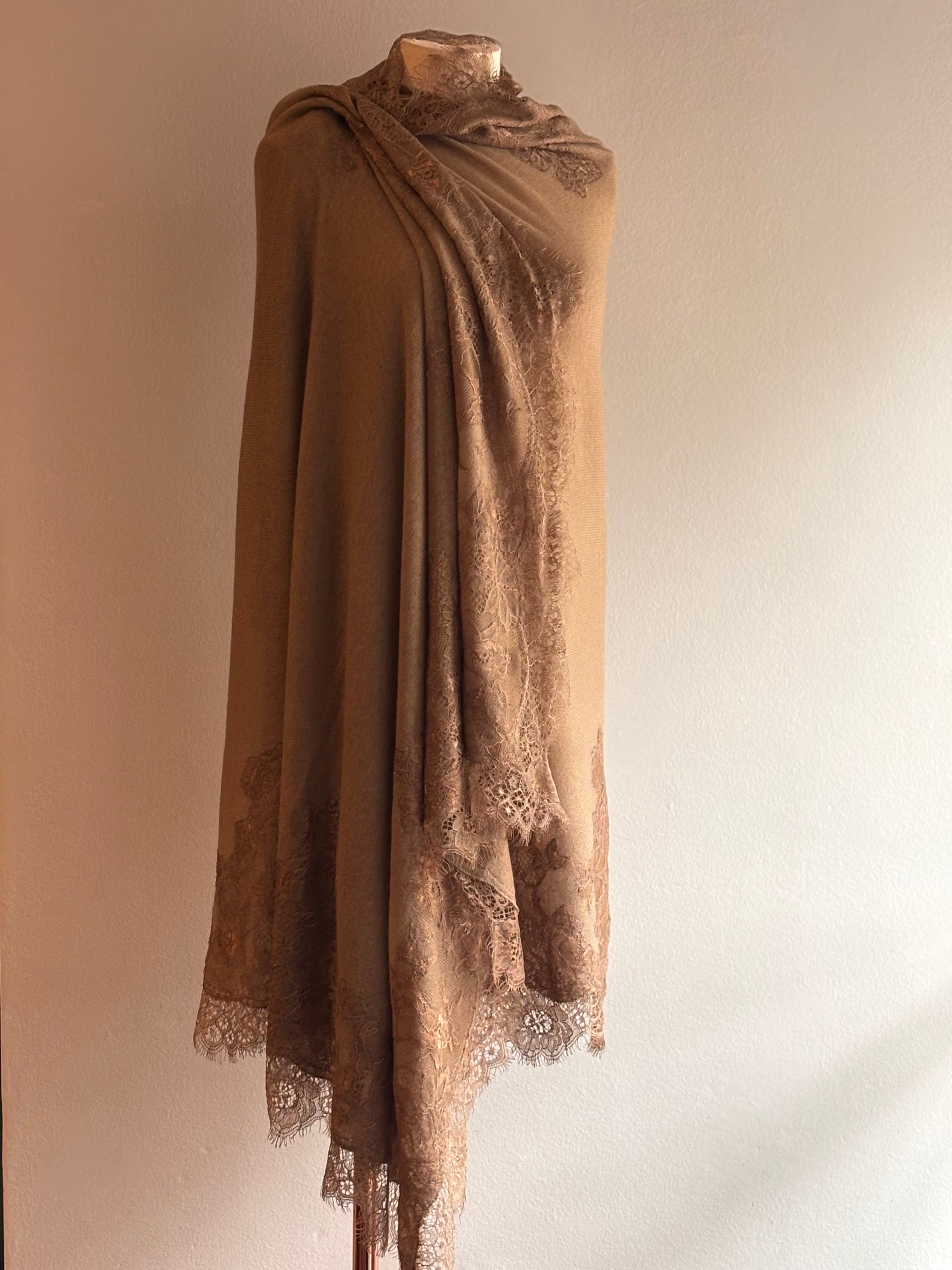 Xale CASHMERE tricotado e renda chantilly vison