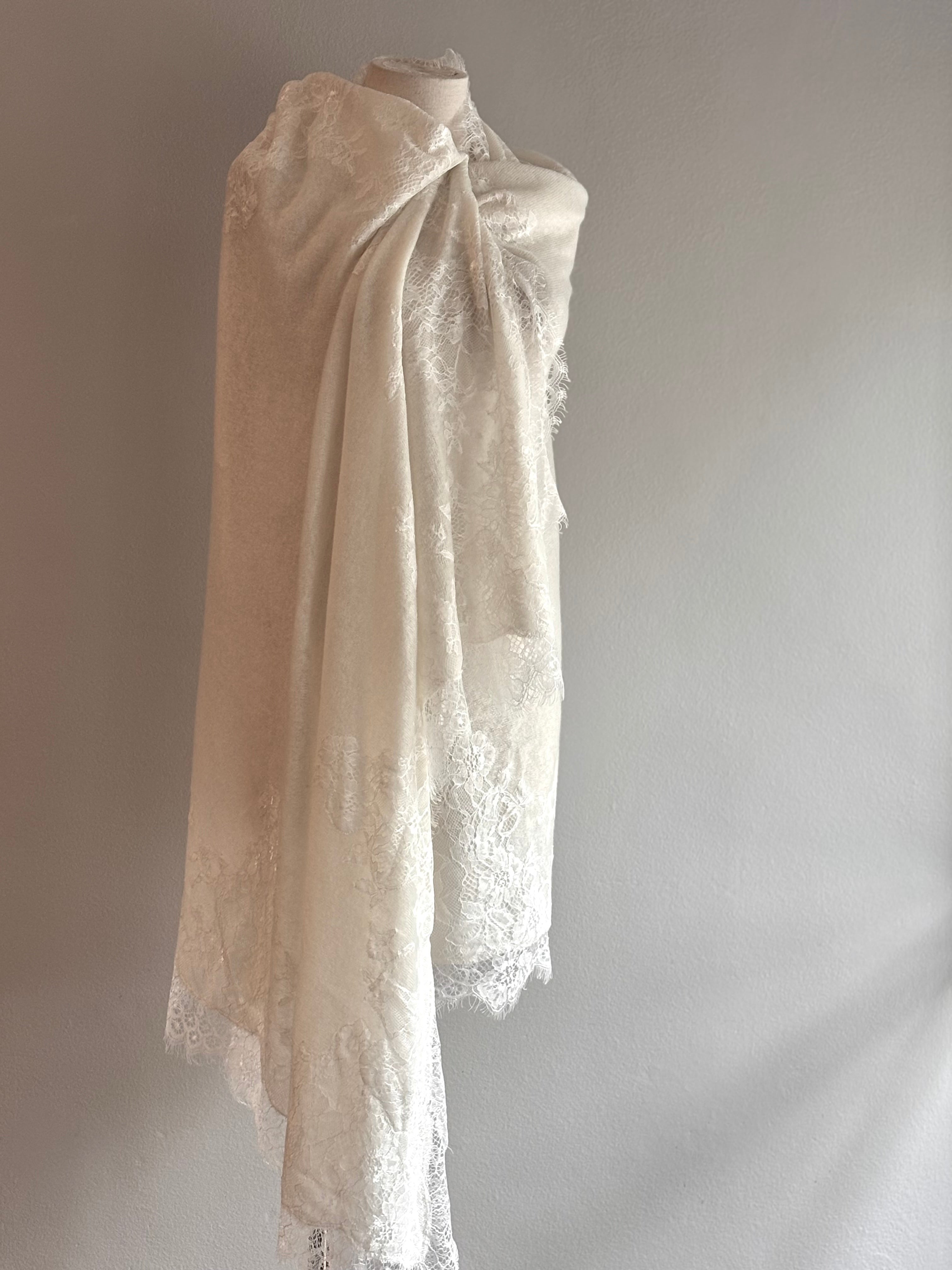 Xale CASHMERE com renda Chantilly marfim