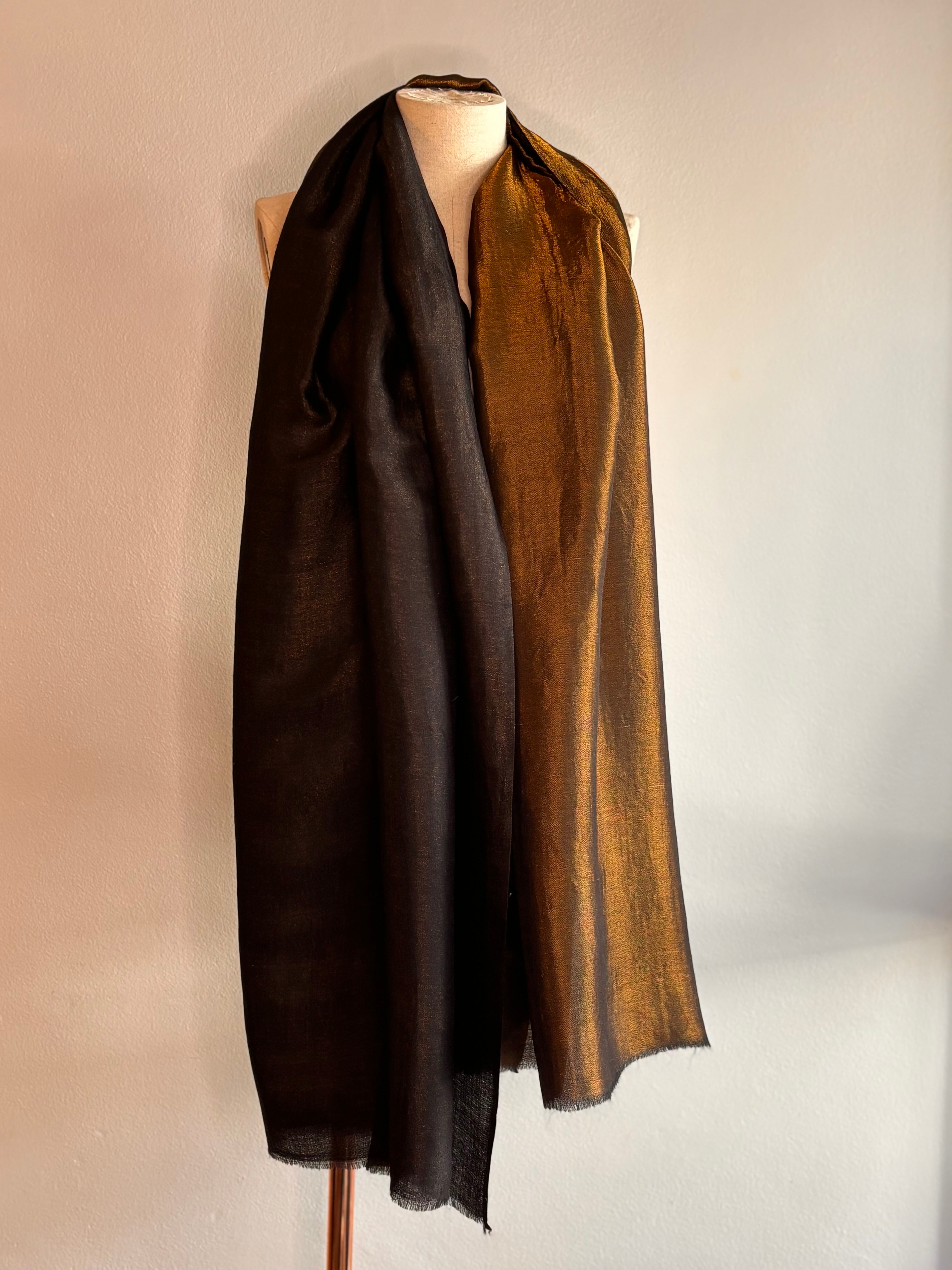 Xale ZARI preto e dourado