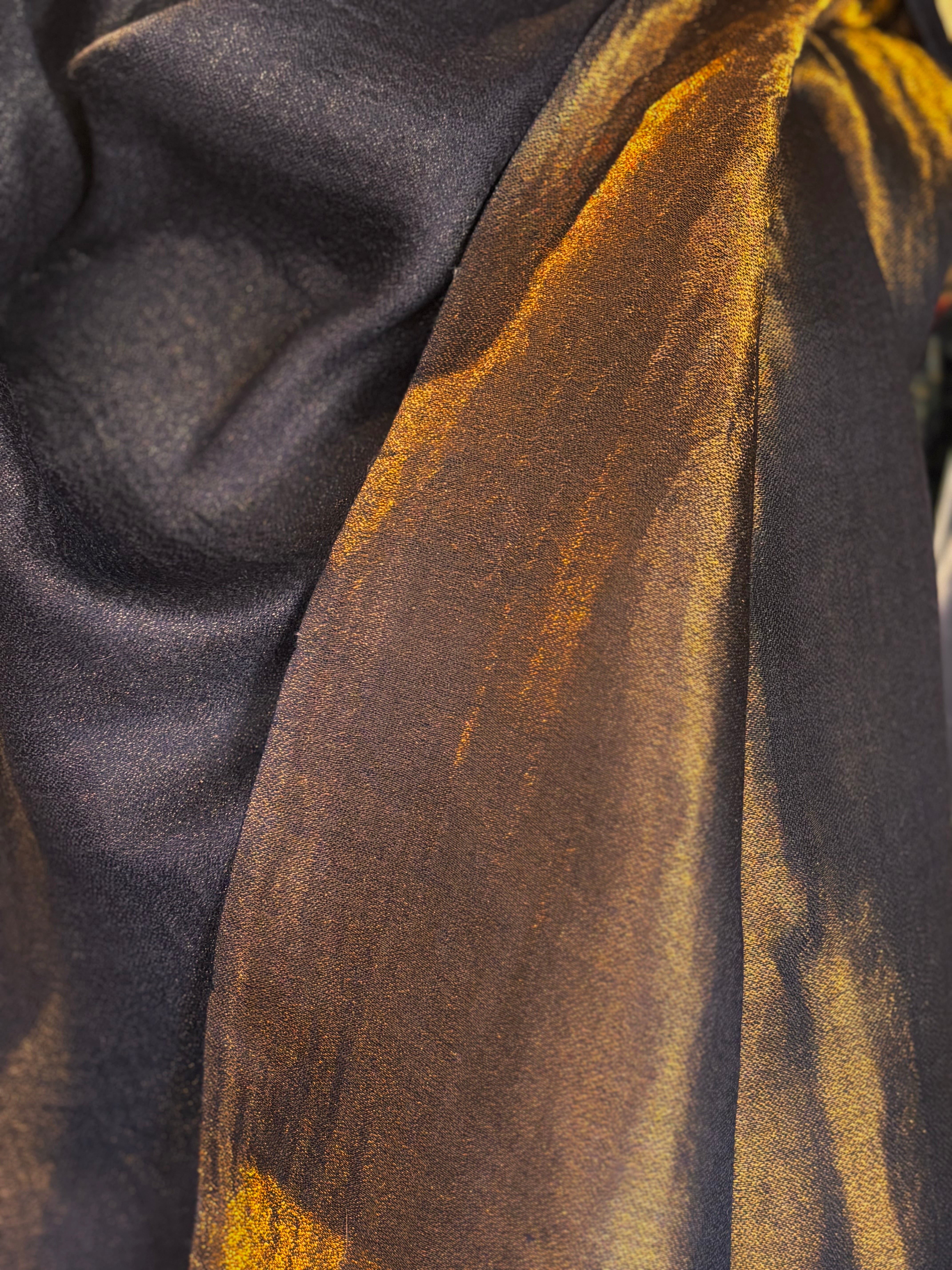 Xale ZARI preto e dourado