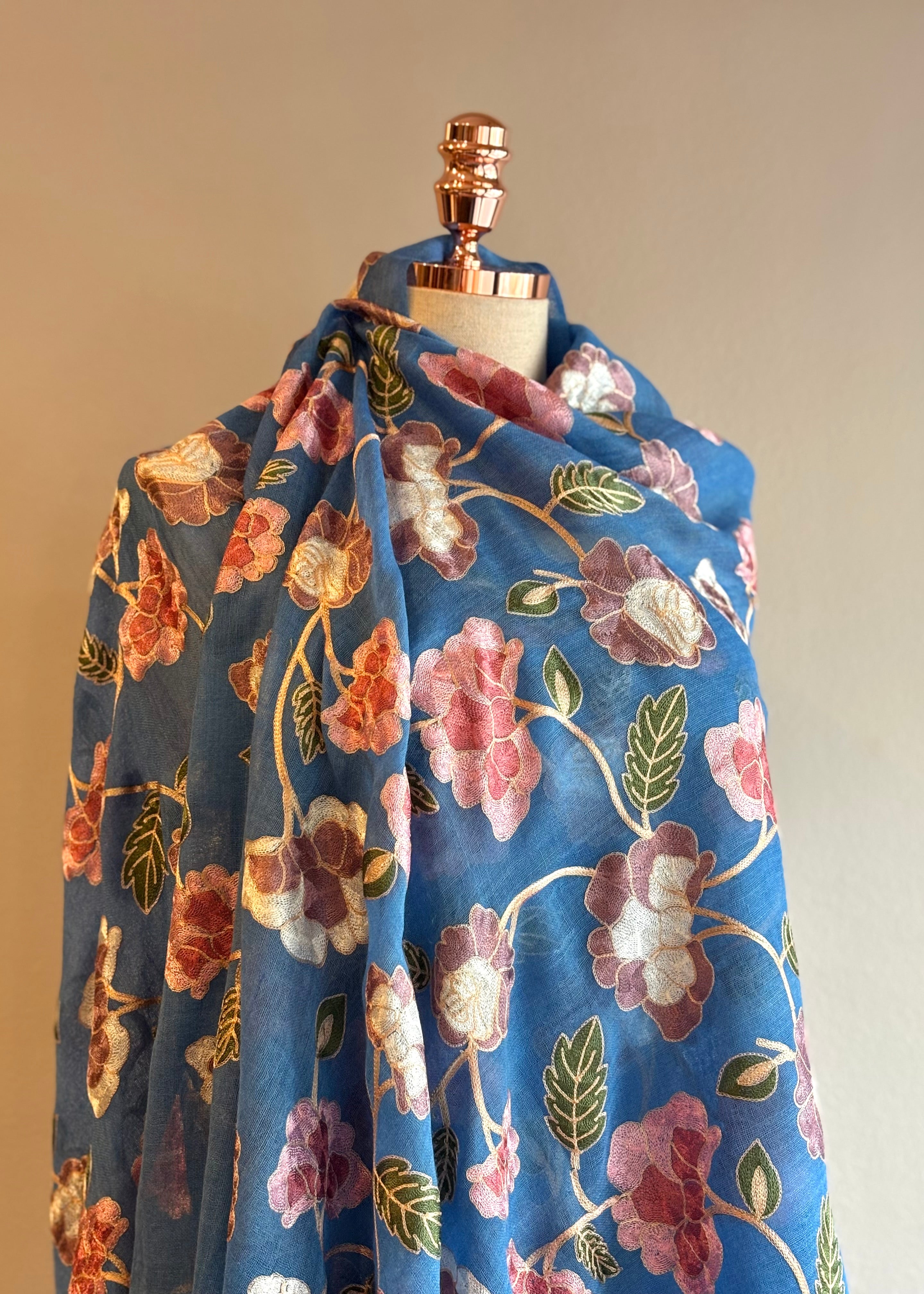 Xale MT Aari floral azul