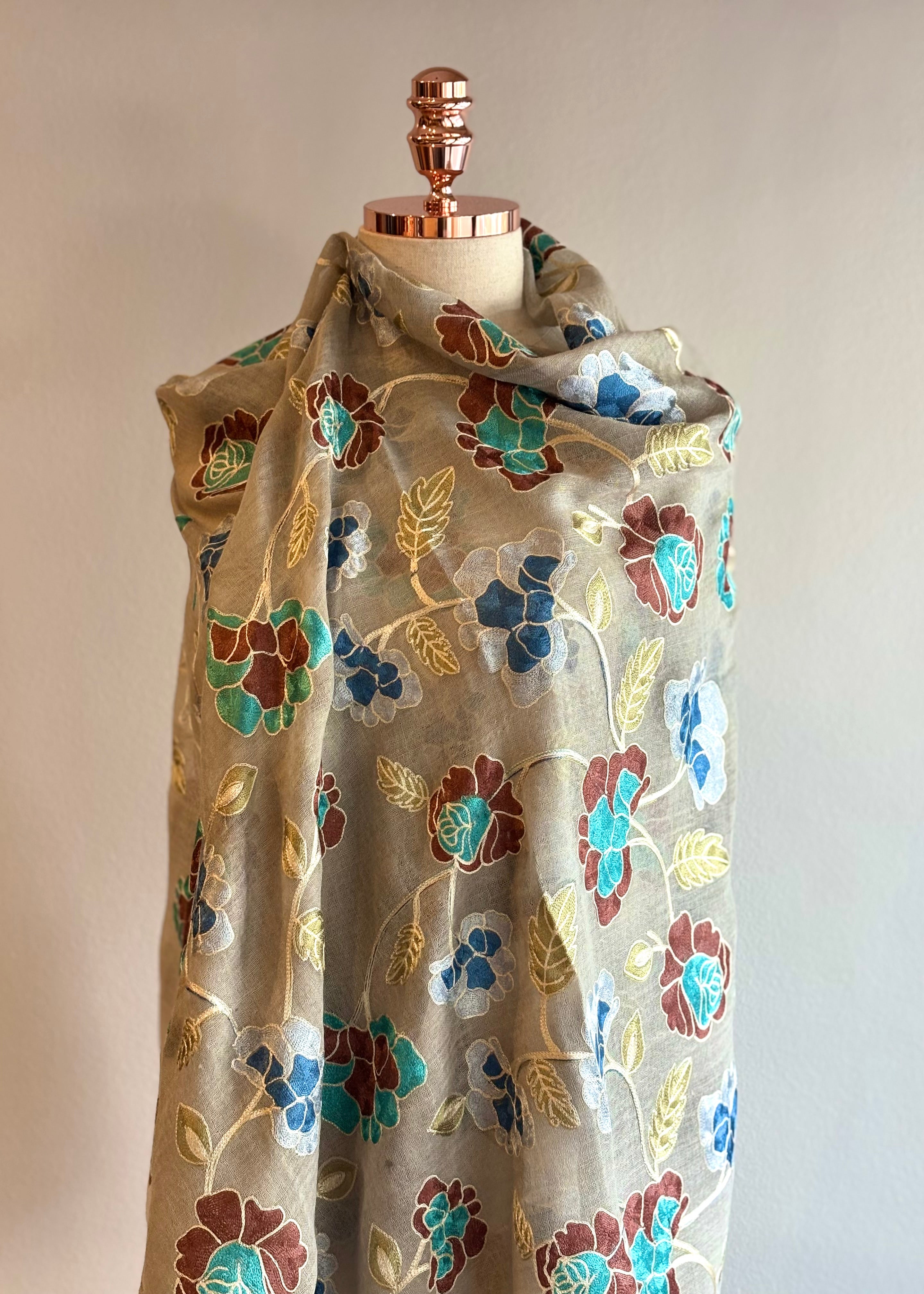 Xale MT Aari floral cinza & marrom