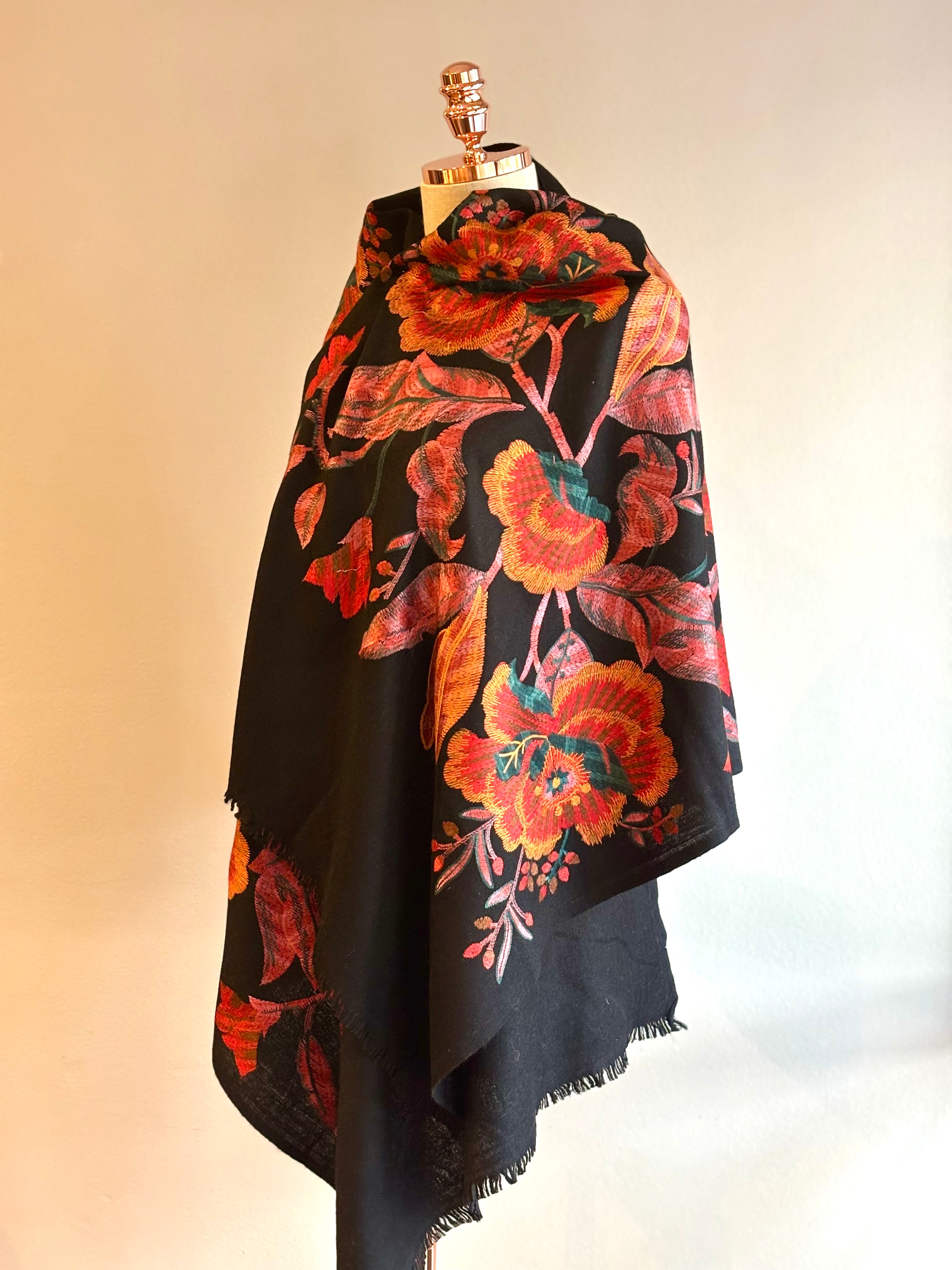 Xale Merino Bordado FLOWER MAXI preto