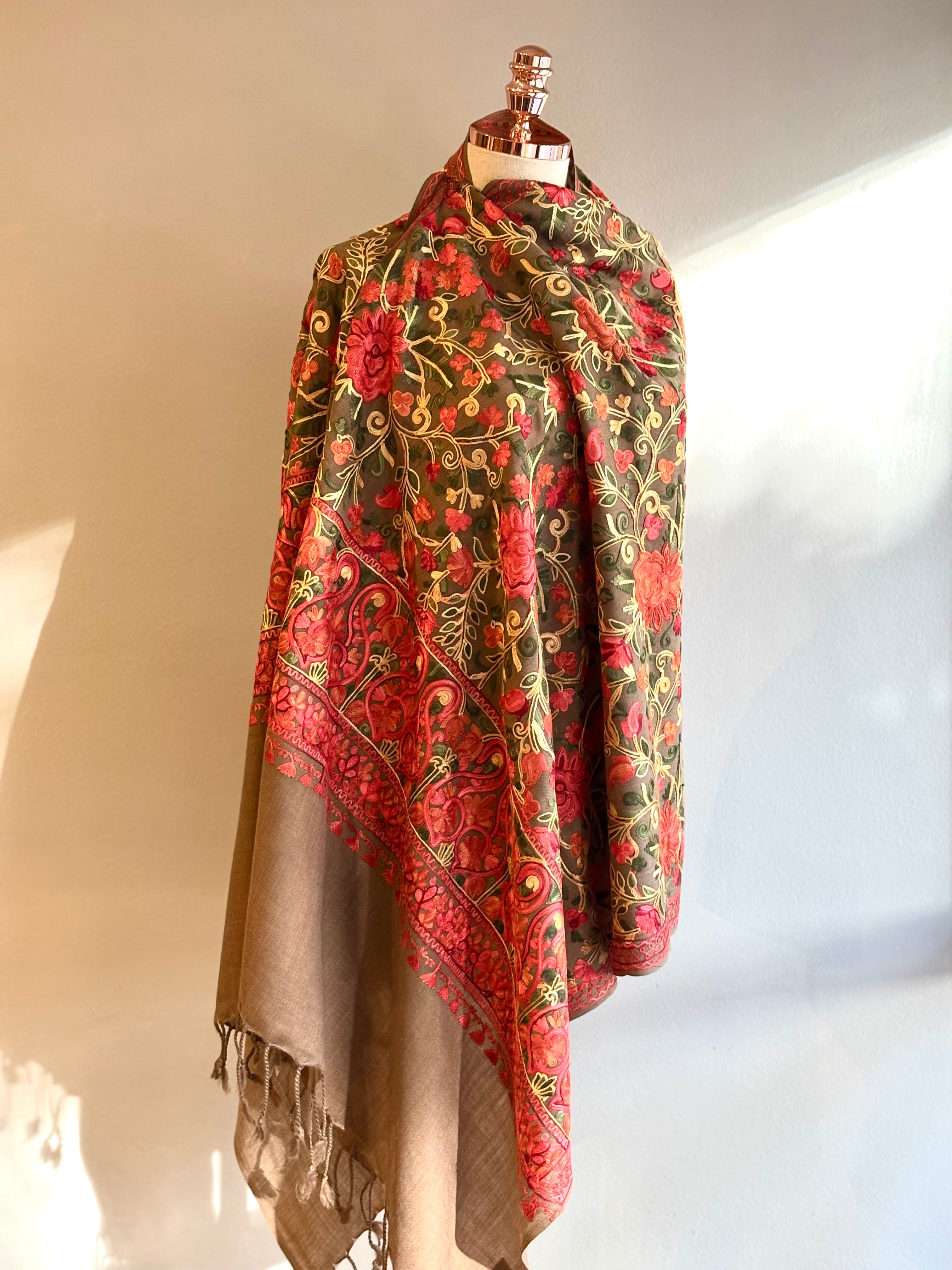 Xale AARI Floral castanho