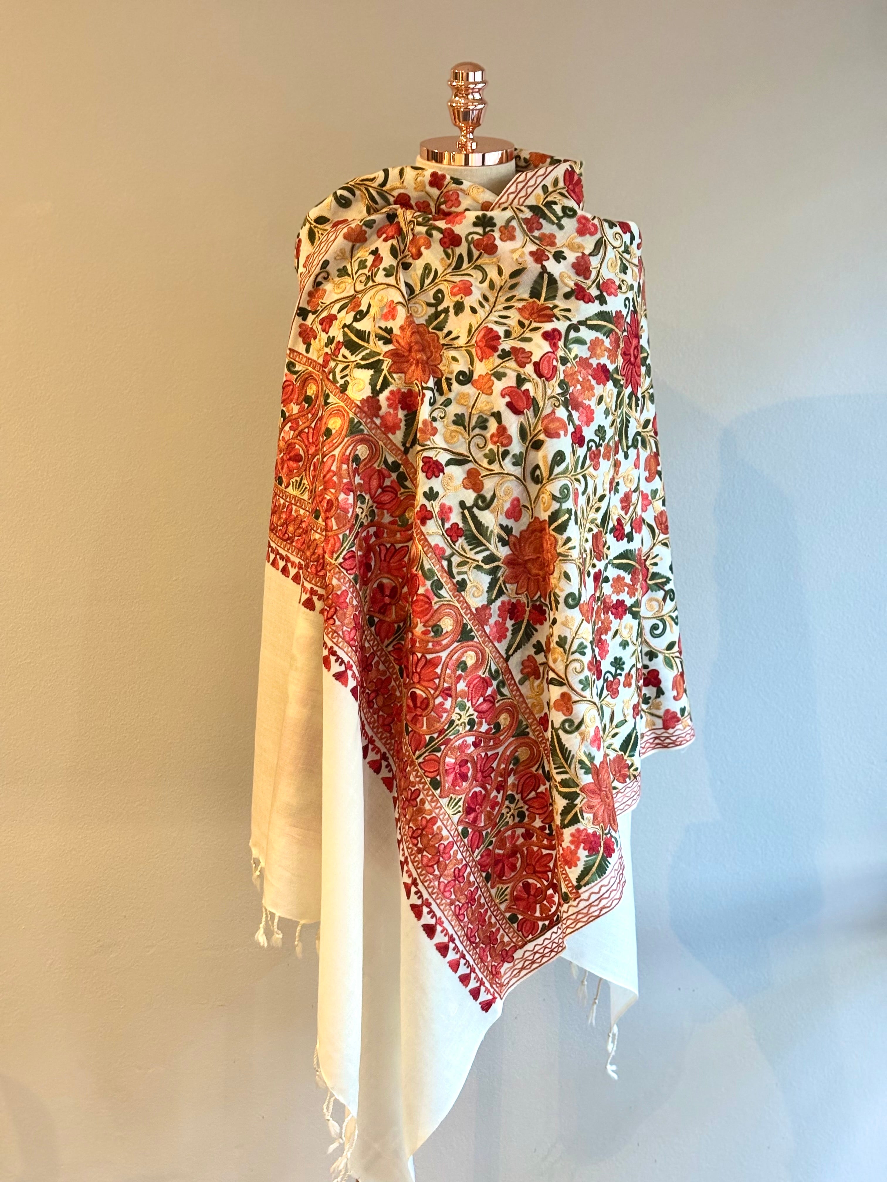 Xale AARI bordado floral off