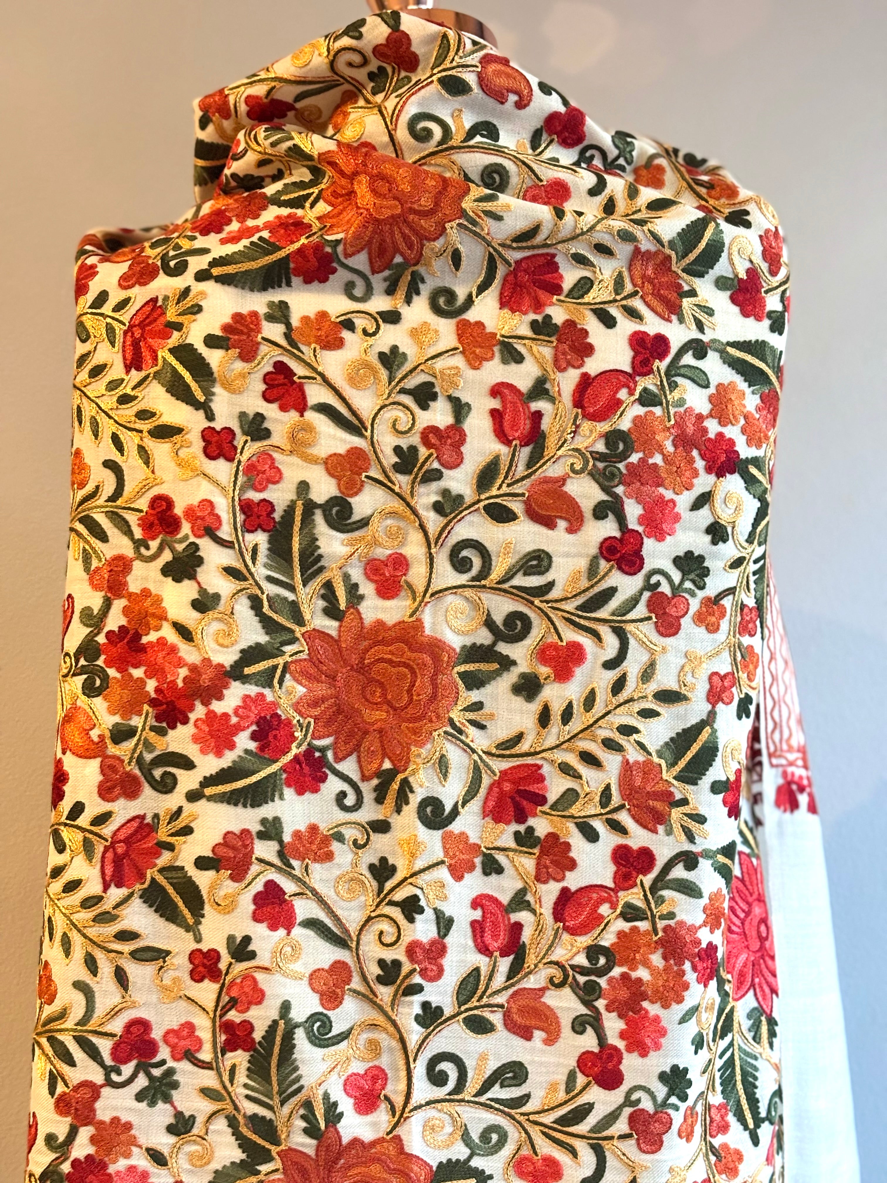 Xale AARI bordado floral off
