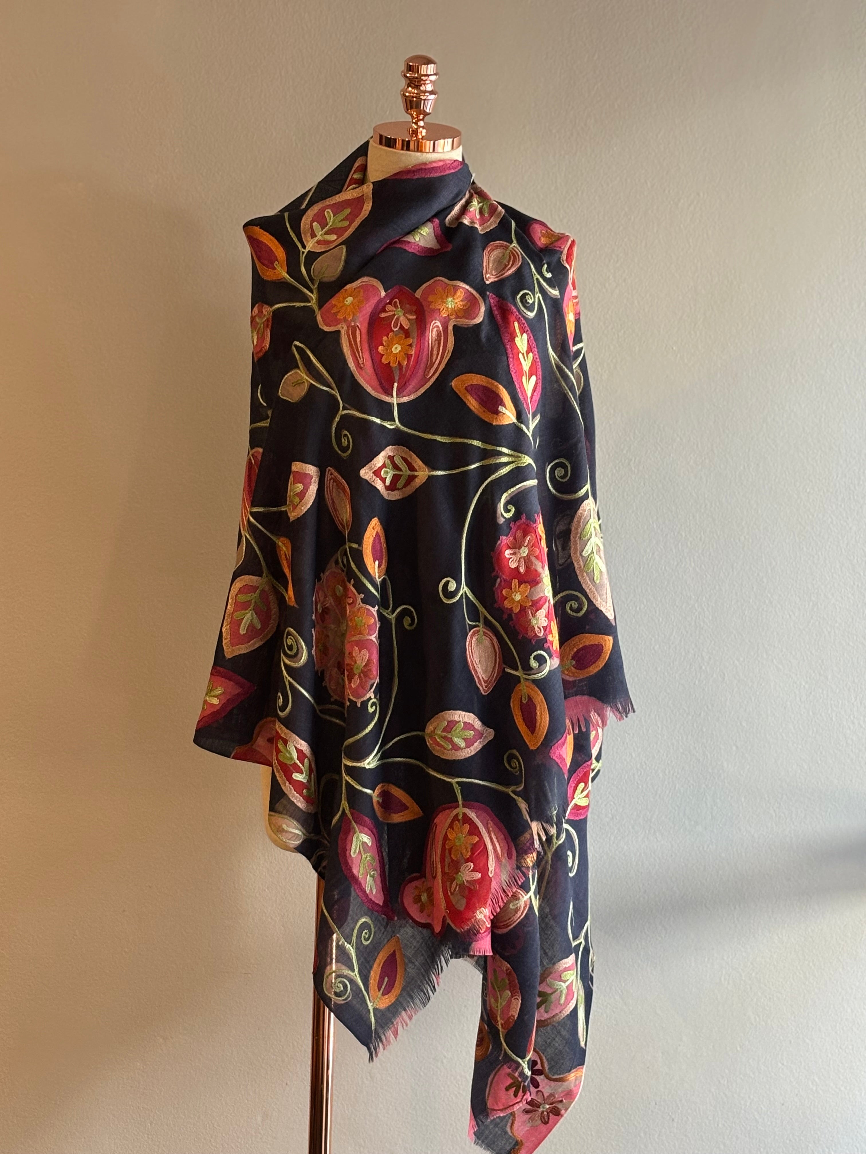 Xale Bordado Boho navy & rosé